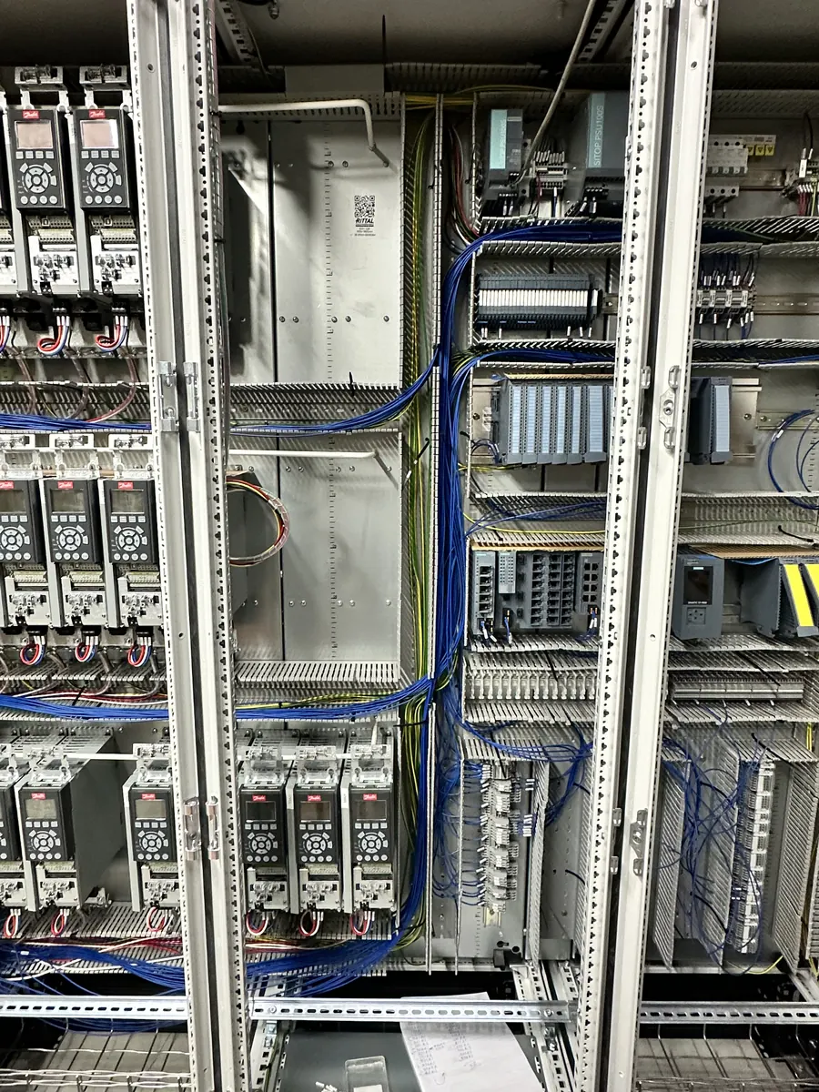 Robotic welding cell
