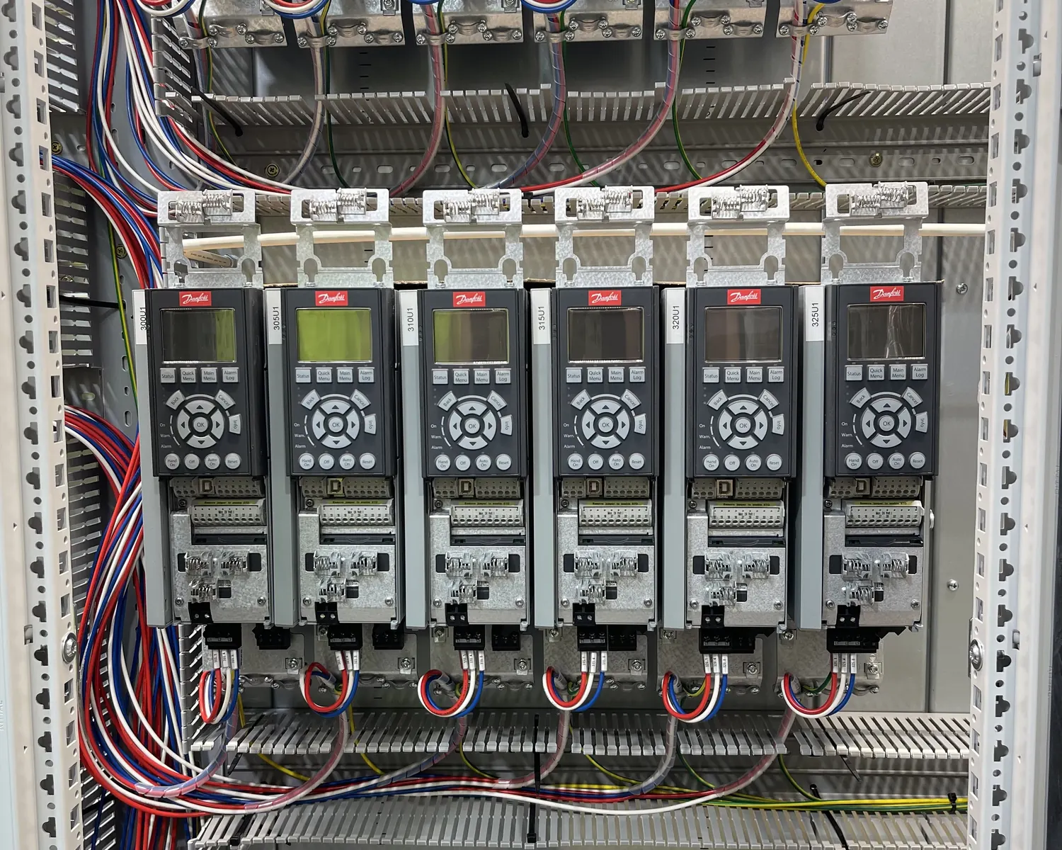 Robotic pick and place packing system